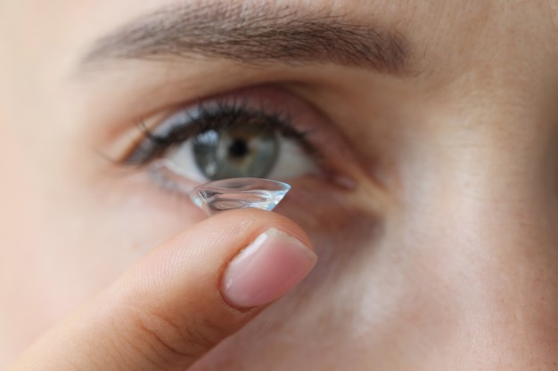 ¿Cómo cuidar y limpiar sus lentes de contacto? - Absons S.A.